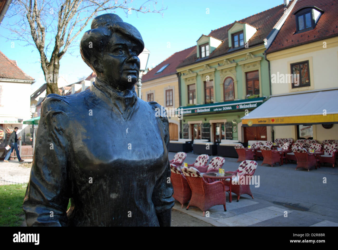Bronzestatue von Marija Jurić Zagorka - Kroatiens erste Journalistin und Autorin. Stockfoto