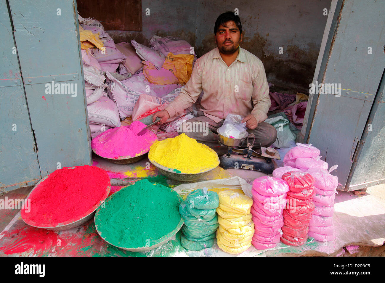 Mann, Verkauf von farbigen Pulver für Holi Festival, Barsana, Uttar Pradesh, Indien, Asien Stockfoto