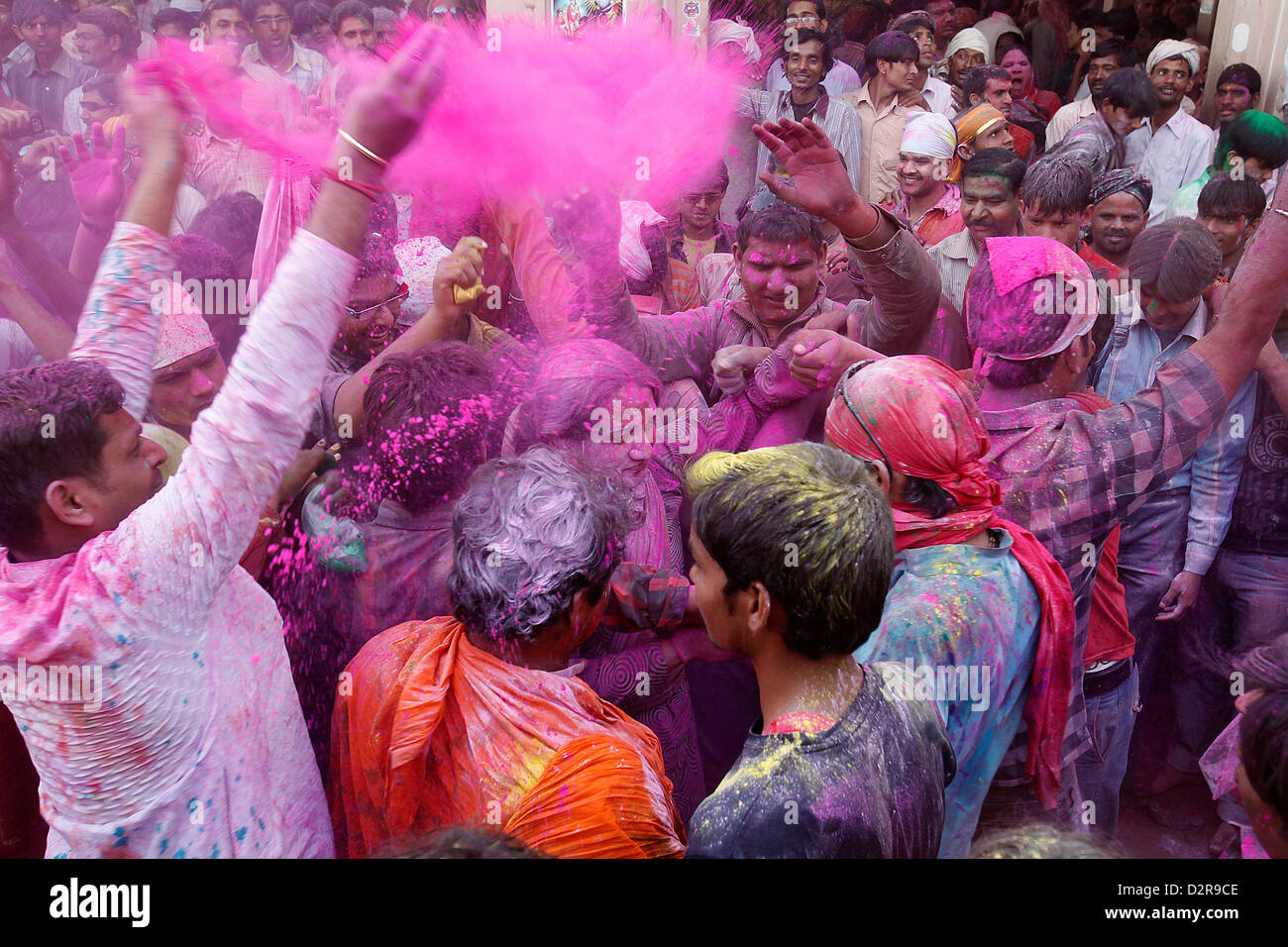Tänzer feiern Holi-Fest in Barsana Tempel, Barsana, Uttar Pradesh, Indien, Asien Stockfoto