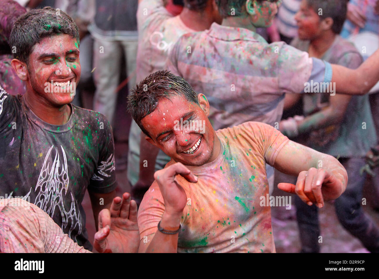 Männer feiern Holi Festival, Barsana, Uttar Pradesh, Indien, Asien Stockfoto