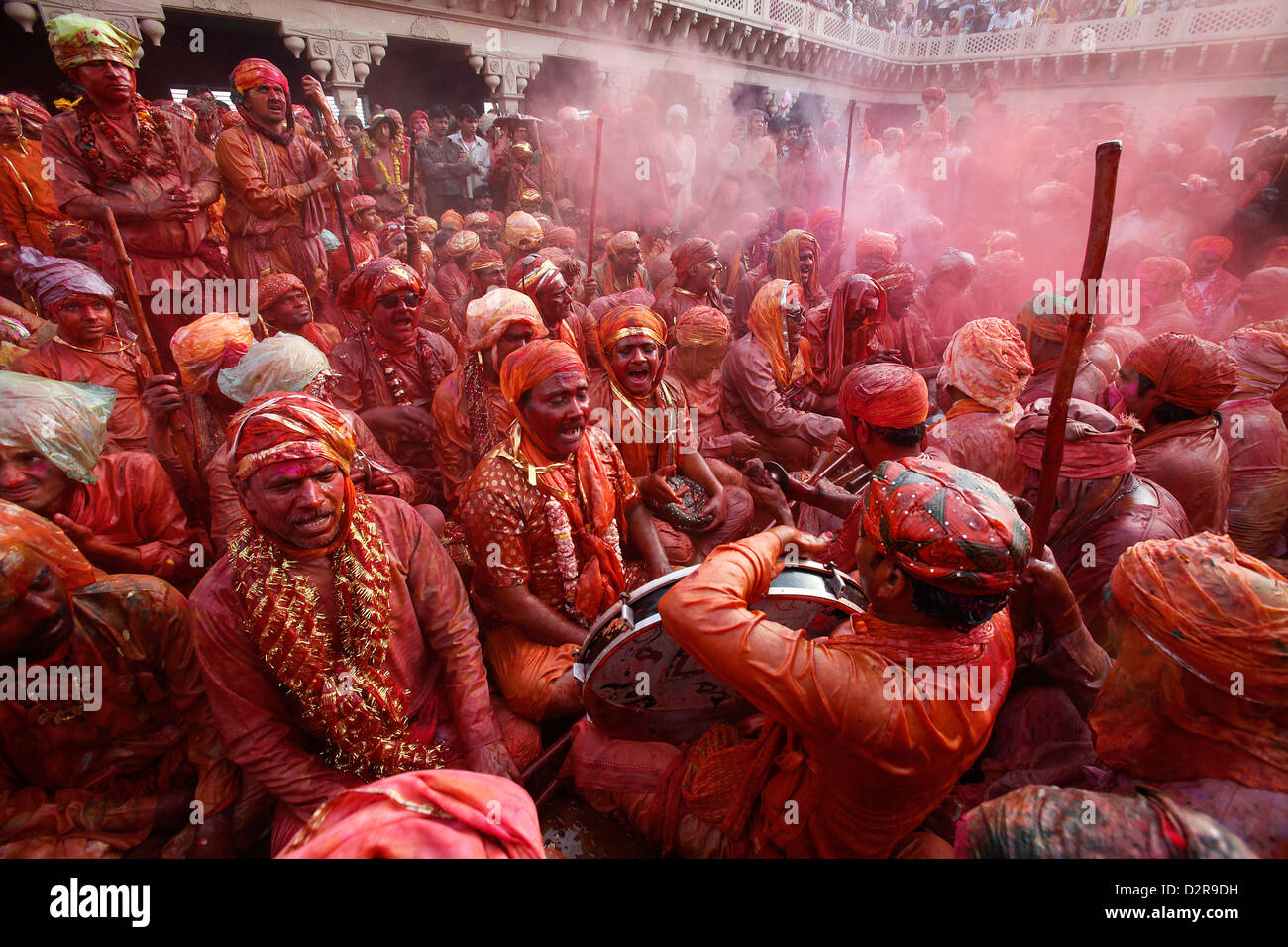 Barsana Dorfbewohner feiern Holi in Nandgaon, Uttar Pradesh, Indien, Asien Stockfoto