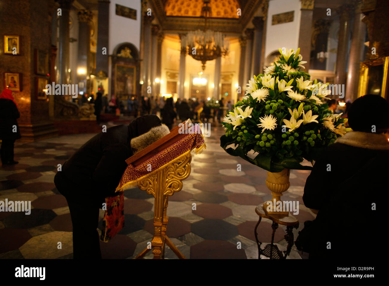 Russisch-Orthodoxe Gläubige, Kasaner Kathedrale, St. Petersburg, Russland, Europa Stockfoto