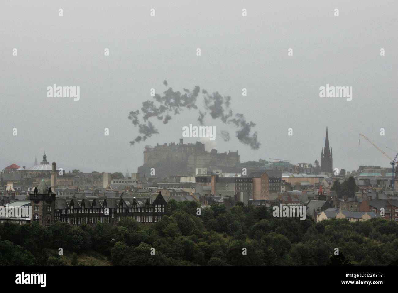 Schwarzer Regenbogen, einen pyrotechnischen Kunst Anzeige durch chinesische Künstler Cai Guo-Qiang, gesehen über das Edinburgh Castle Stockfoto