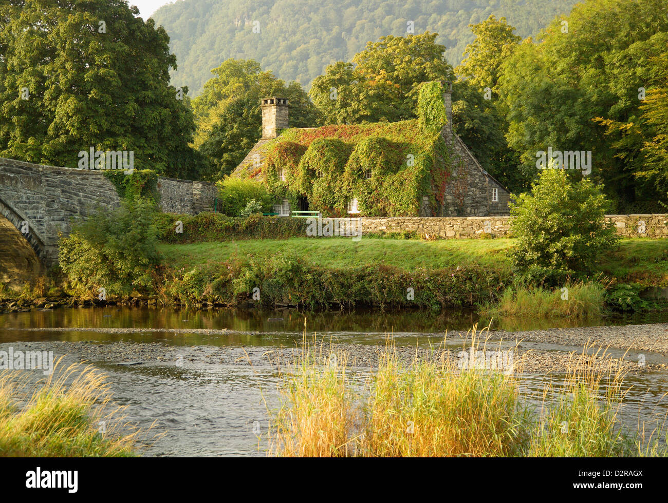 Cottage und Flusses Conwy Romanum Gwynedd Wales Stockfoto