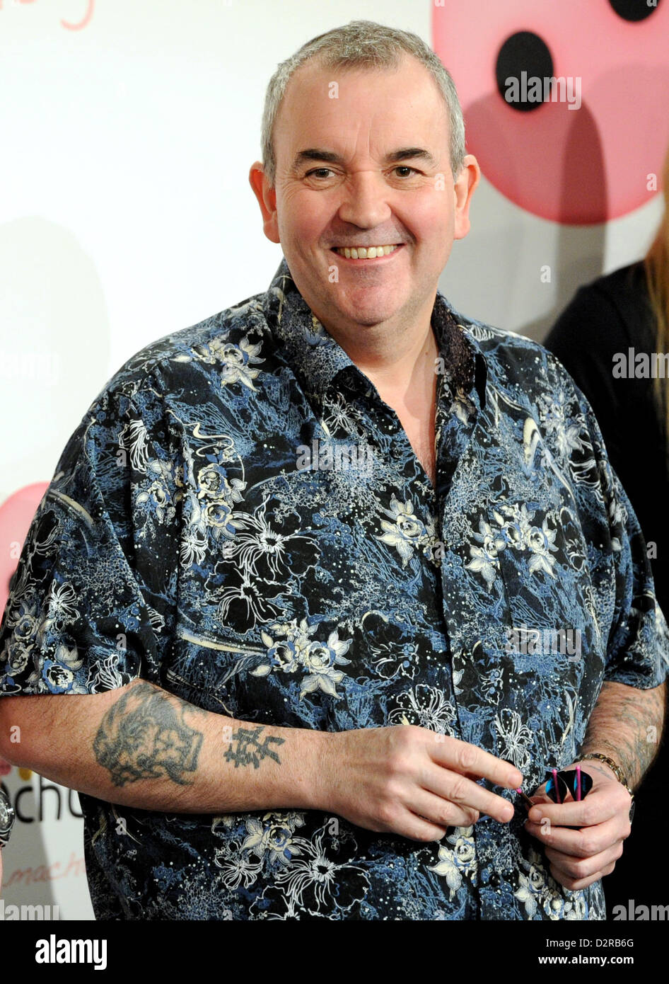 Hamburg, Deutschland. 31. Januar 2013. Englisch dart Spieler sitzt Phil Taylor während eines Turniers zeigen mit HSV Spieler gegen die Professional Darts Corporation (PDC) in Hamburg, Deutschland, 31. Januar 2013. Foto: ANGELIKA WARMUTH/Dpa/Alamy Live News Stockfoto