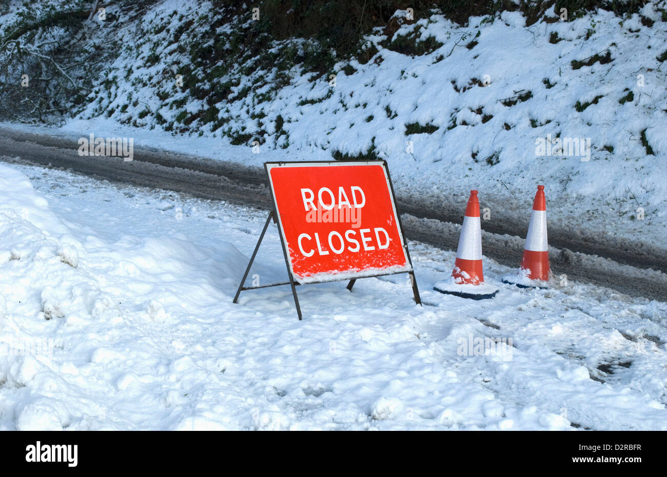 Geschlossen Straßenschild im Schnee Stockfoto