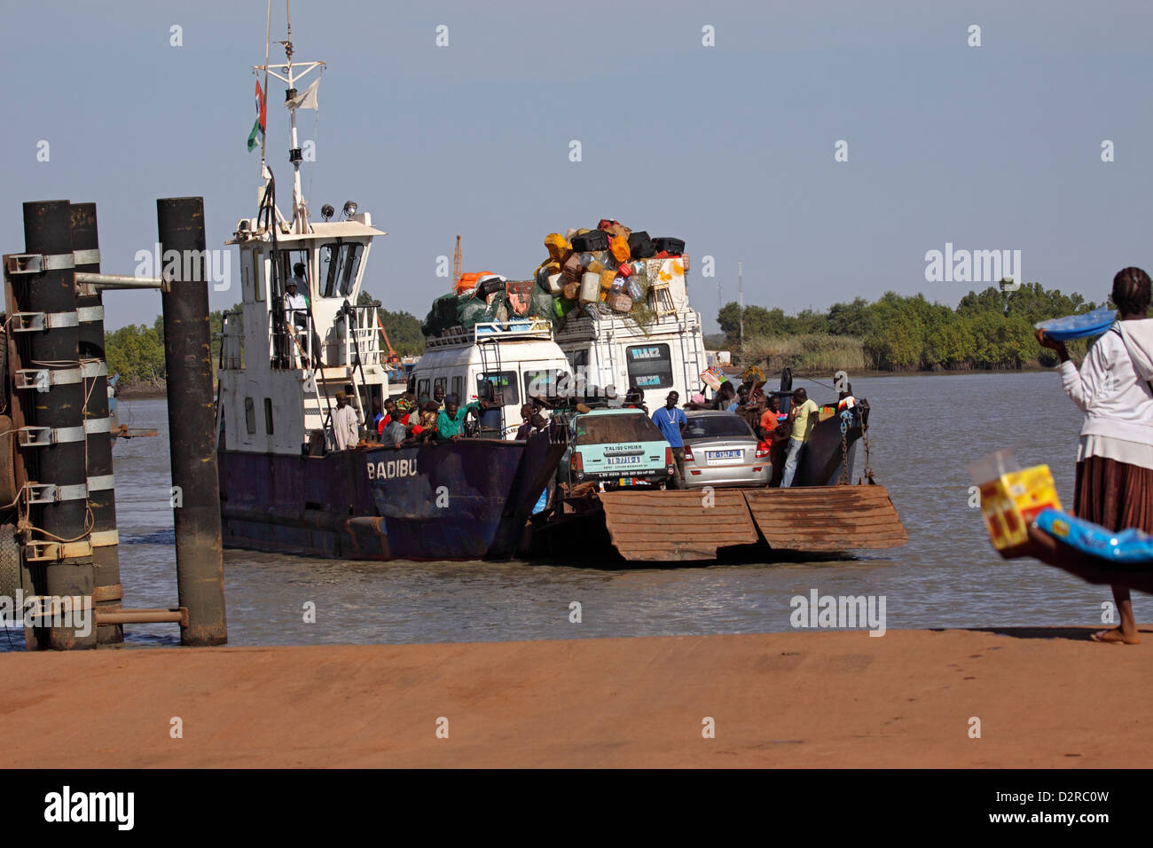 Eine Fähre Schiff überquert den Fluss Gambia Stockfoto