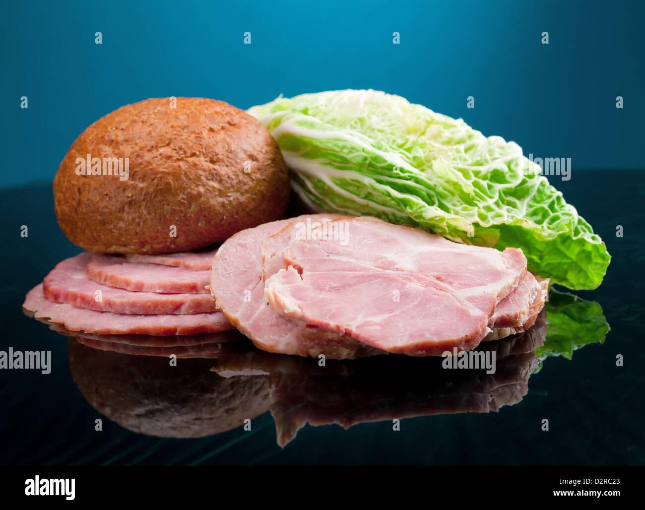 Schön geschnittene Verpflegung von Fleisch, Brot und Gemüse Stockfoto