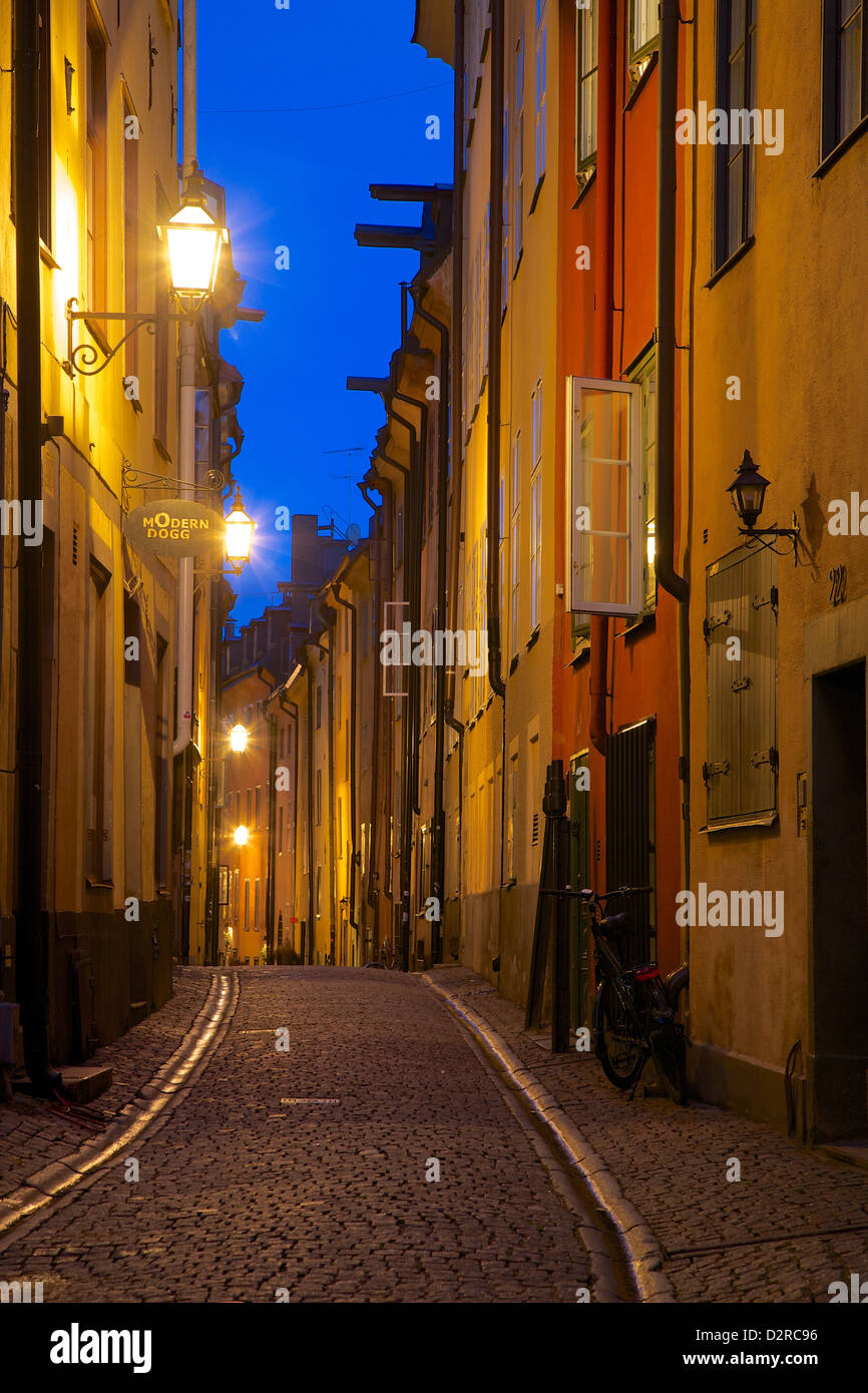 Gasse in der Abenddämmerung, Gamla Stan, Stockholm, Schweden, Europa Stockfoto