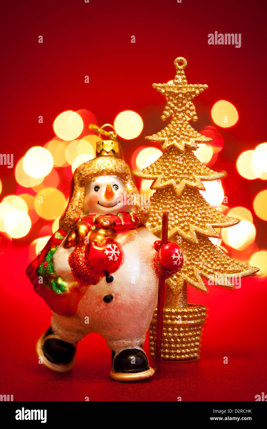 Schneemann und ein Fell-Weihnachtsbaum. Stockfoto