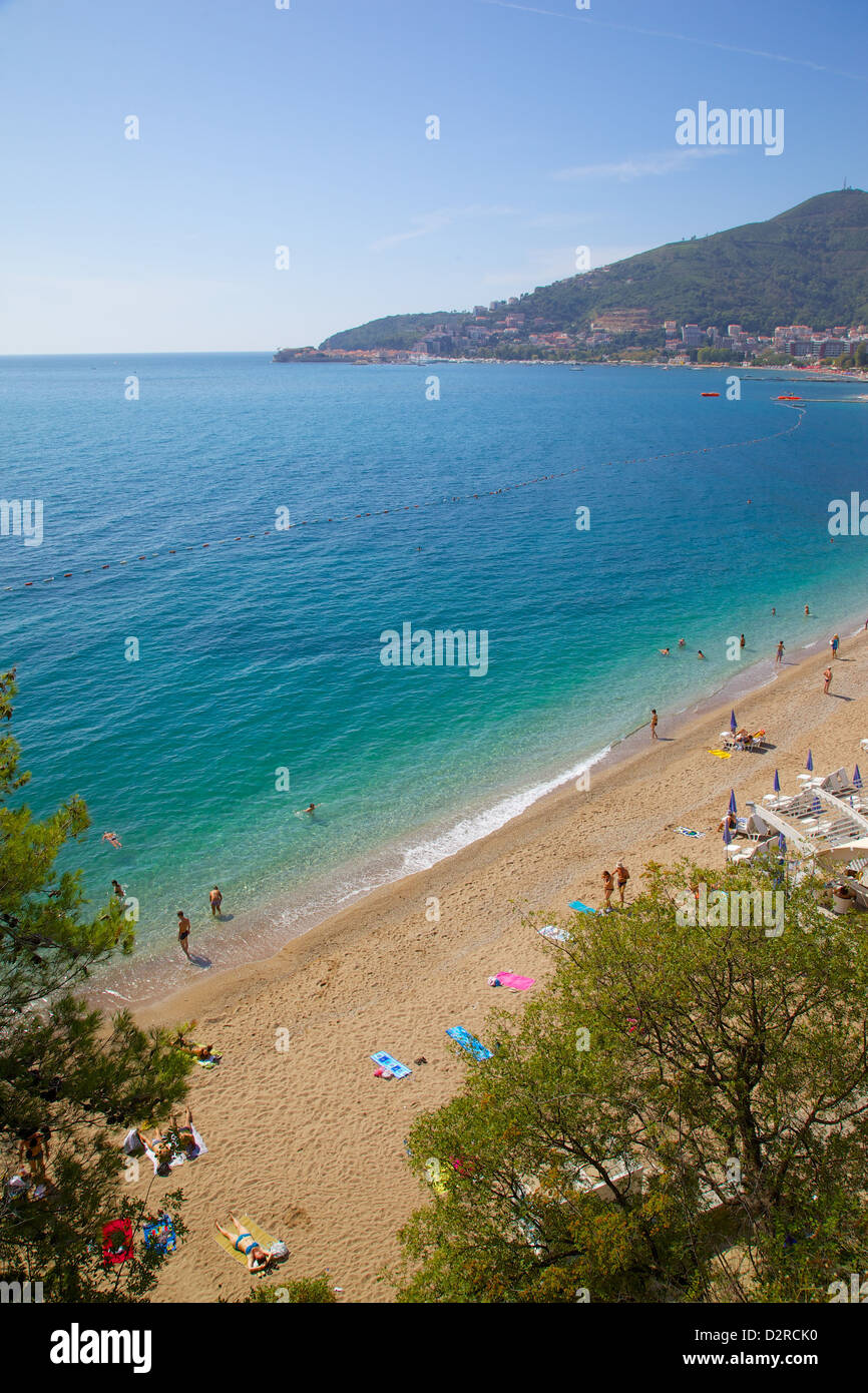 Blick auf Slovenka Plaza Beach und Budva, Budva, Montenegro, Europa Stockfoto
