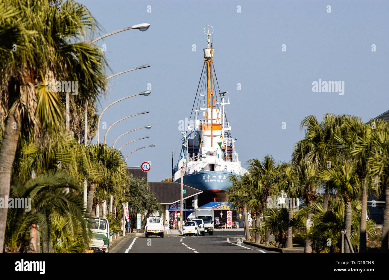 Das Walfang-Schiff Kyo Maru #11 auf dem Display in Taiji, Präfektur Wakayama, Japan, Freitag, 30. Januar 2004. Stockfoto