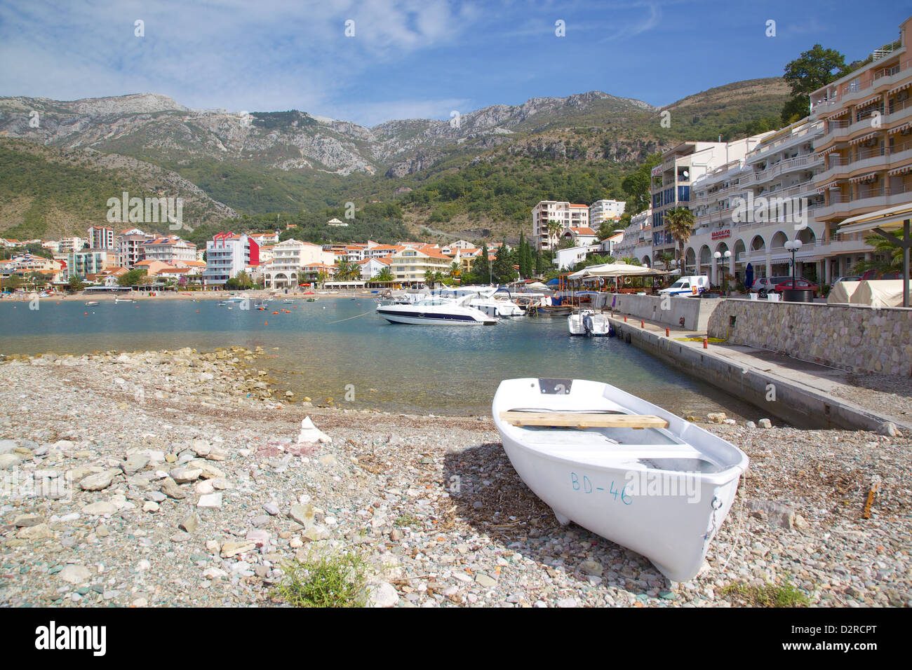 Blick auf Hafen und Boote, Becici, Bucht von Budva, Montenegro, Europa Stockfoto