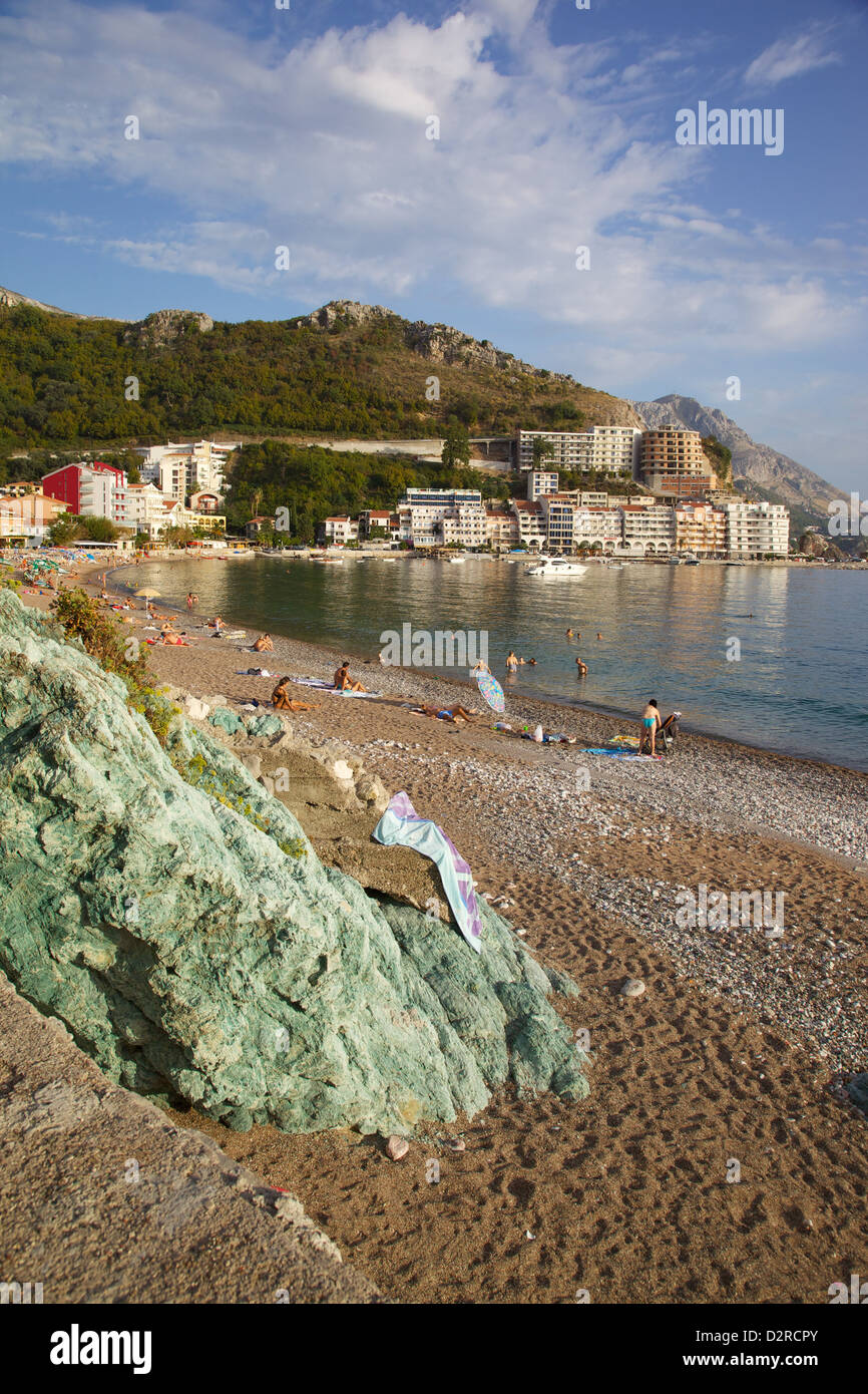 Blick auf Strand, Becici, Bucht von Budva, Montenegro, Europa Stockfoto