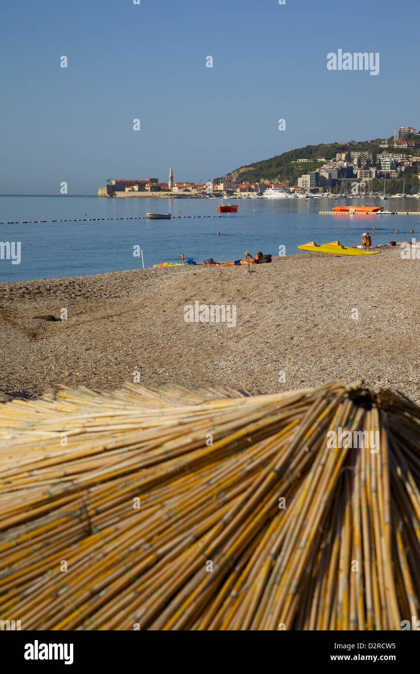 Blick auf Budva Altstadt und Strand, Bucht von Budva, Montenegro, Europa Stockfoto