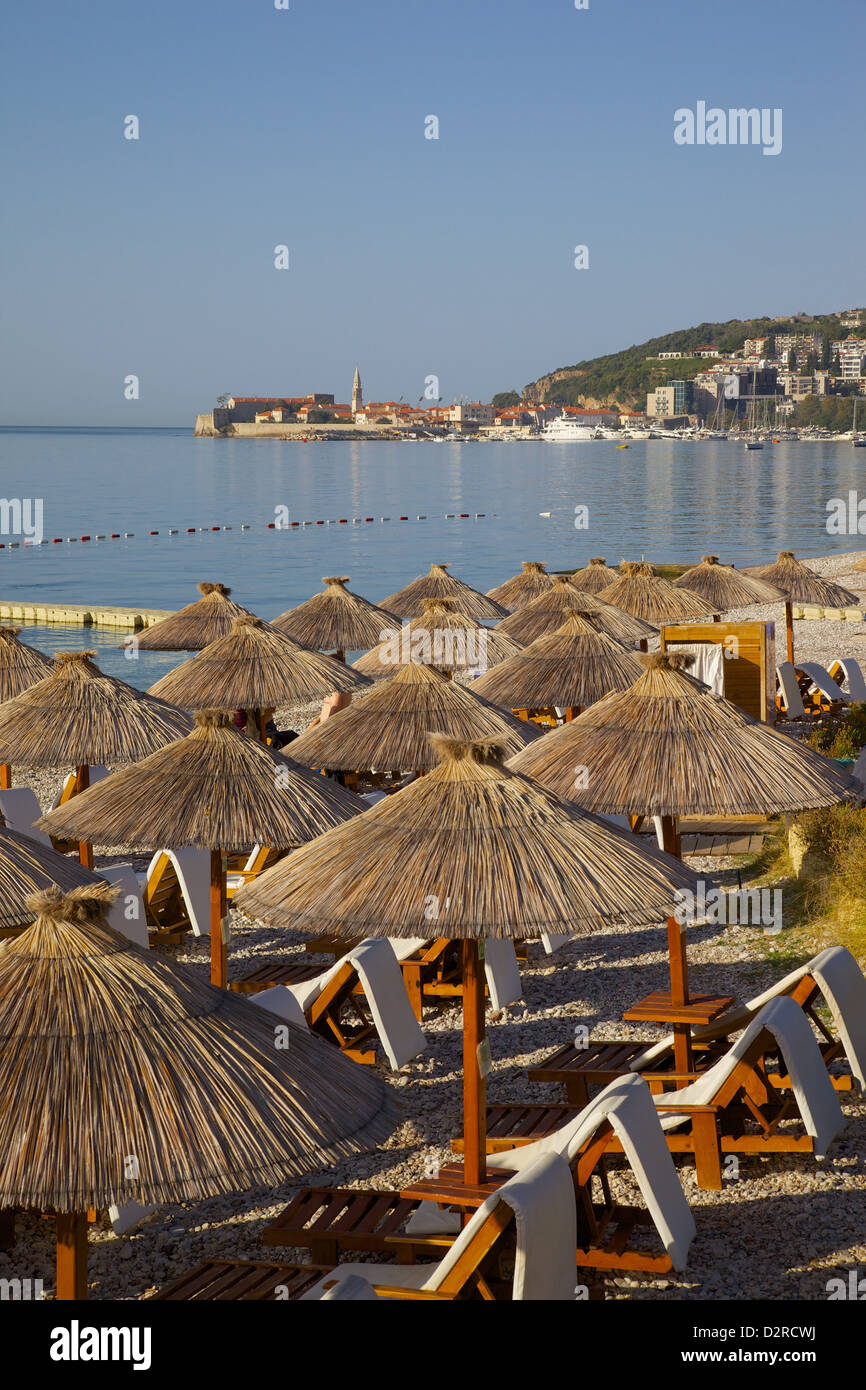 Blick auf Budva Altstadt und Strand, Bucht von Budva, Montenegro, Europa Stockfoto