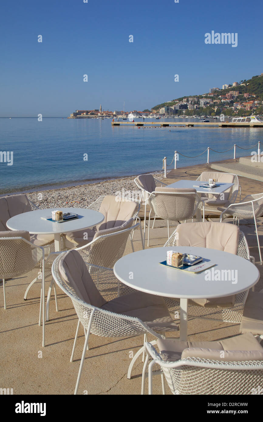 Blick auf die Altstadt von Budva und Café, Bucht von Budva, Montenegro, Europa Stockfoto