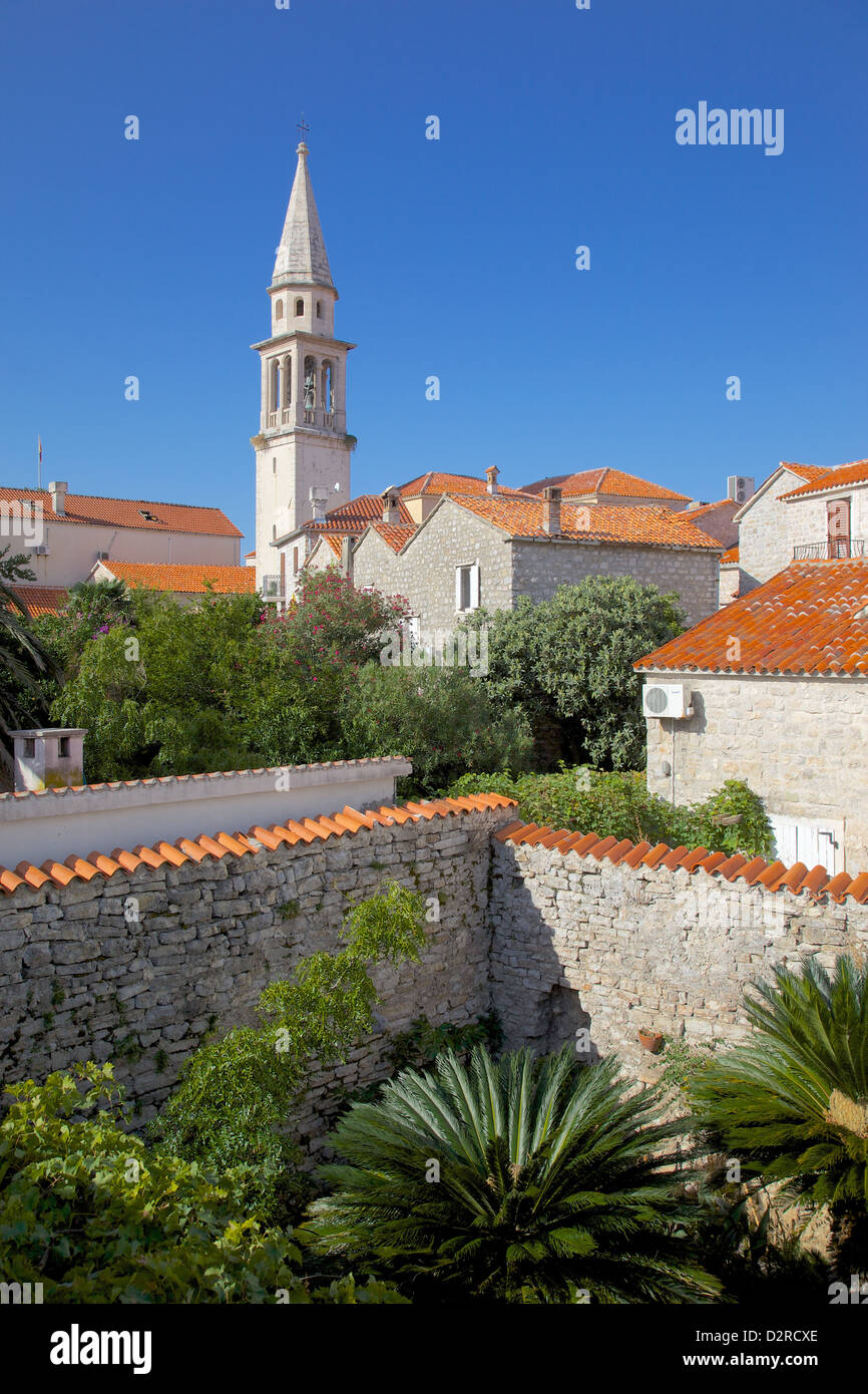 Glockenturm der Kirche von Stadtmauer, Altstadt, Budva, Montenegro, Europa Stockfoto