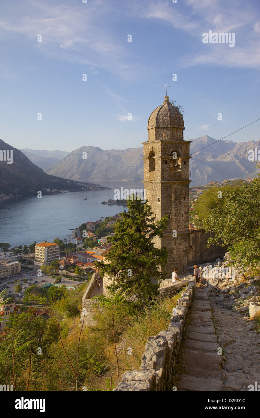 Kapelle unserer lieben Frau der Erlösung und Blick über Altstadt, Kotor, UNESCO World Heritage Site, Montenegro, Europa Stockfoto