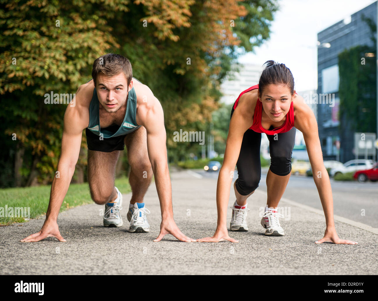 Junge sport paar ab Position vorbereitet zu konkurrieren und laufen Stockfoto