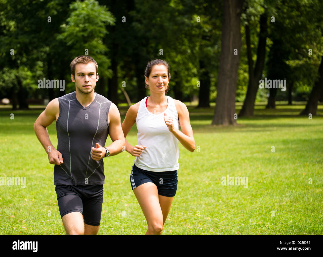 Fitness-paar - junger Mann und Frau Joggen im Freien in der Natur Stockfoto