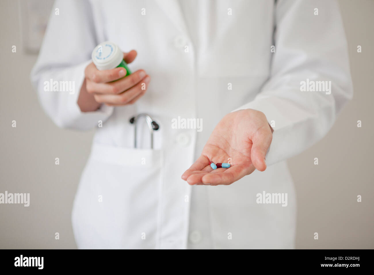 Arzt Holding Handvoll Pillen Stockfoto