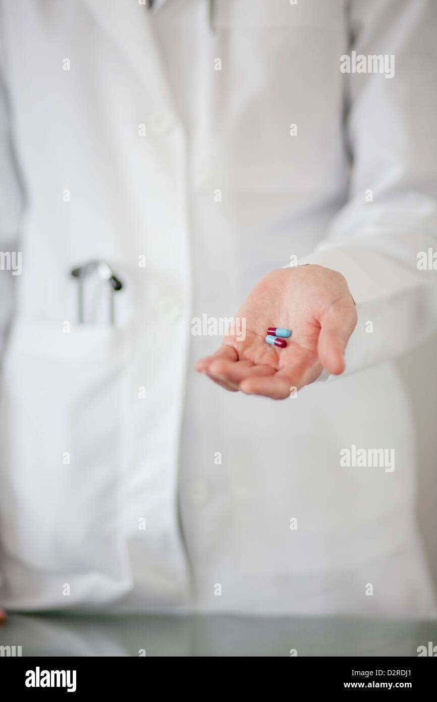 Arzt Holding Handvoll Pillen Stockfoto