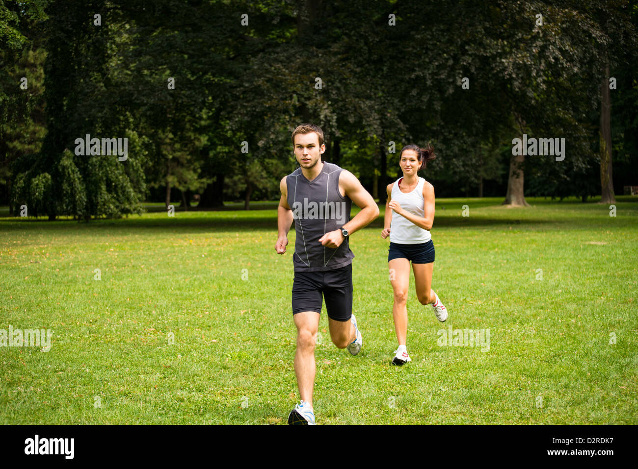 Fitness-paar - junger Mann und Frau Joggen im Freien in der Natur Stockfoto