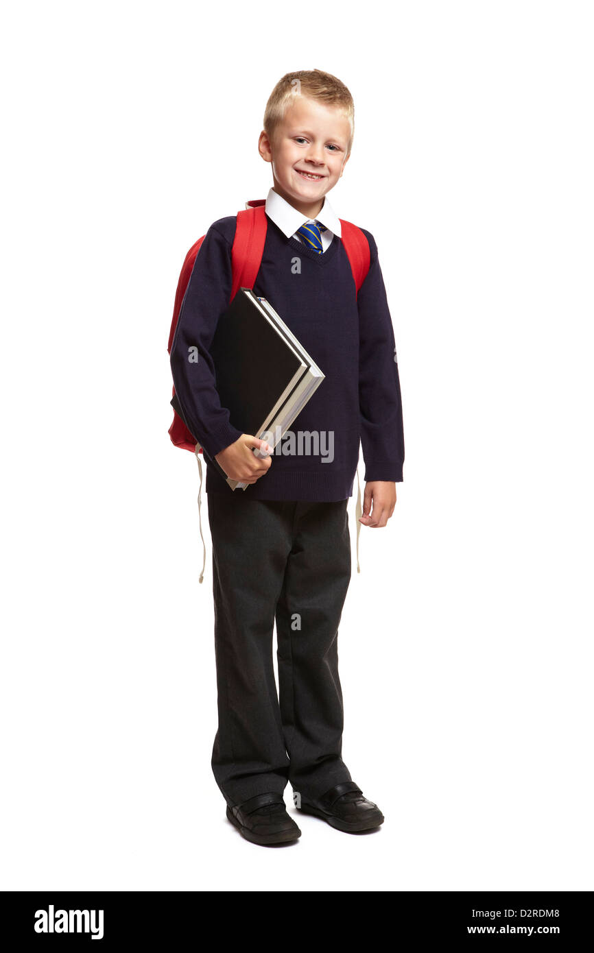 8 jährige Schuljunge mit Rucksack mit Büchern auf weißem Hintergrund Stockfoto