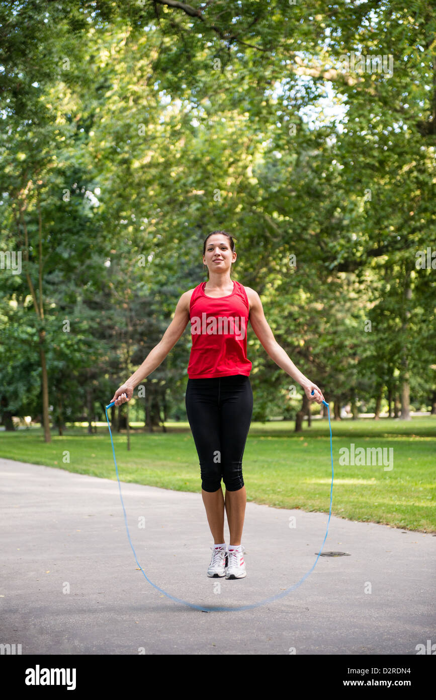 Junge Fitness Frau trainieren - mit Springseil Springen Stockfoto