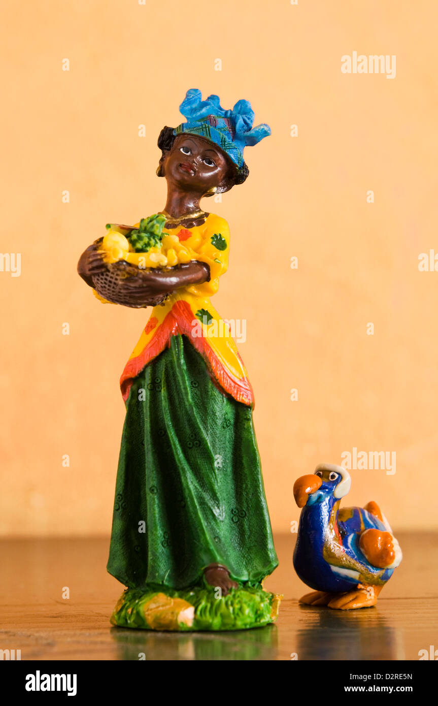 Miniaturbild des kreolischen Frau mit Obst und Dodo, mauritius Stockfoto