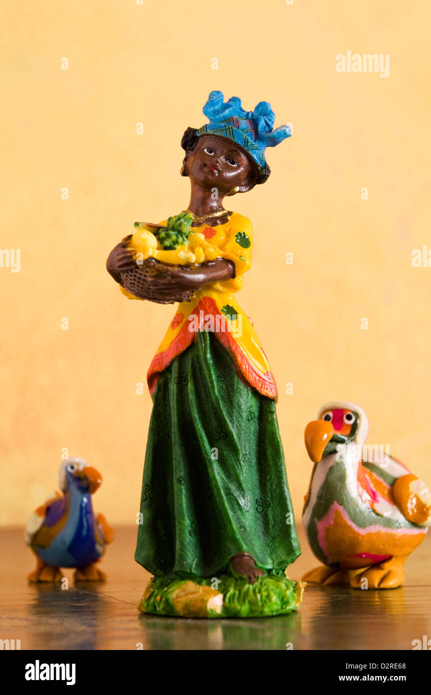 Miniaturbild des kreolischen Frau mit Obst und Dodo, mauritius Stockfoto