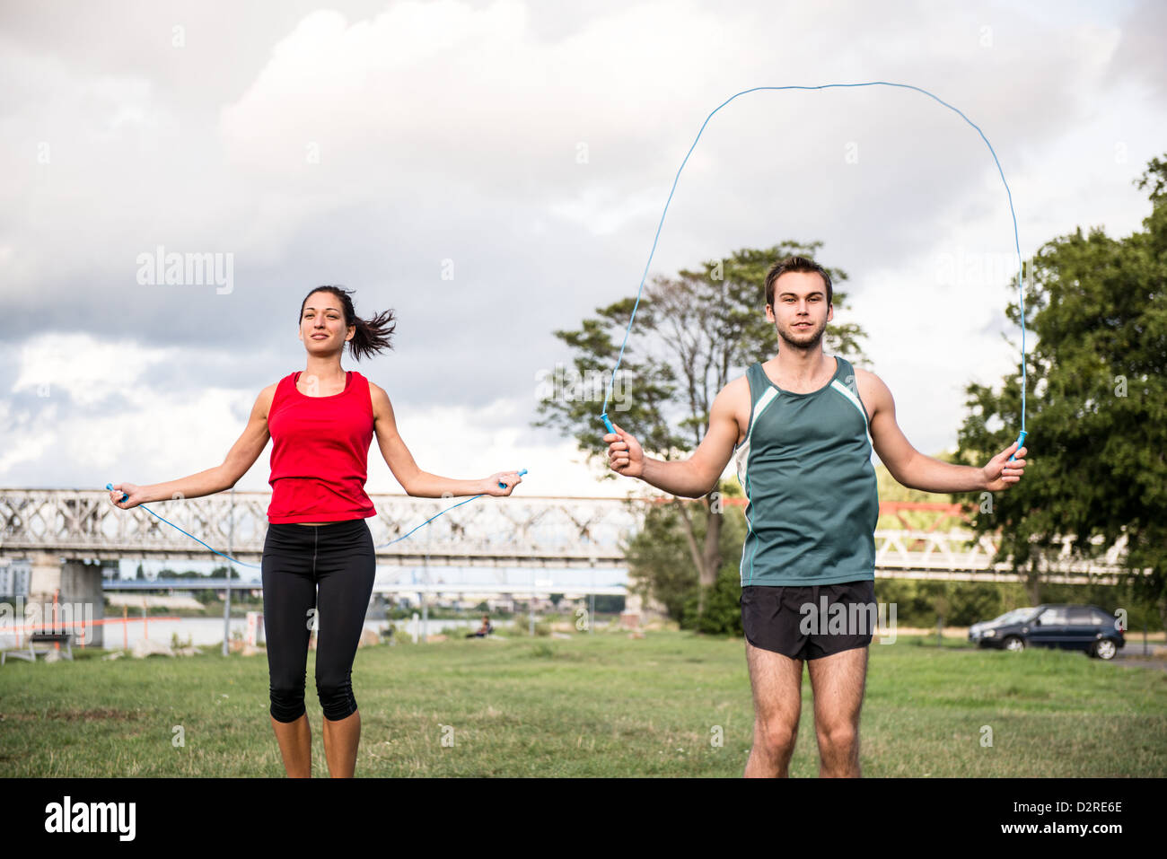 Training im Freien - mit Springseil Springen Junge Fitness-paar Stockfoto