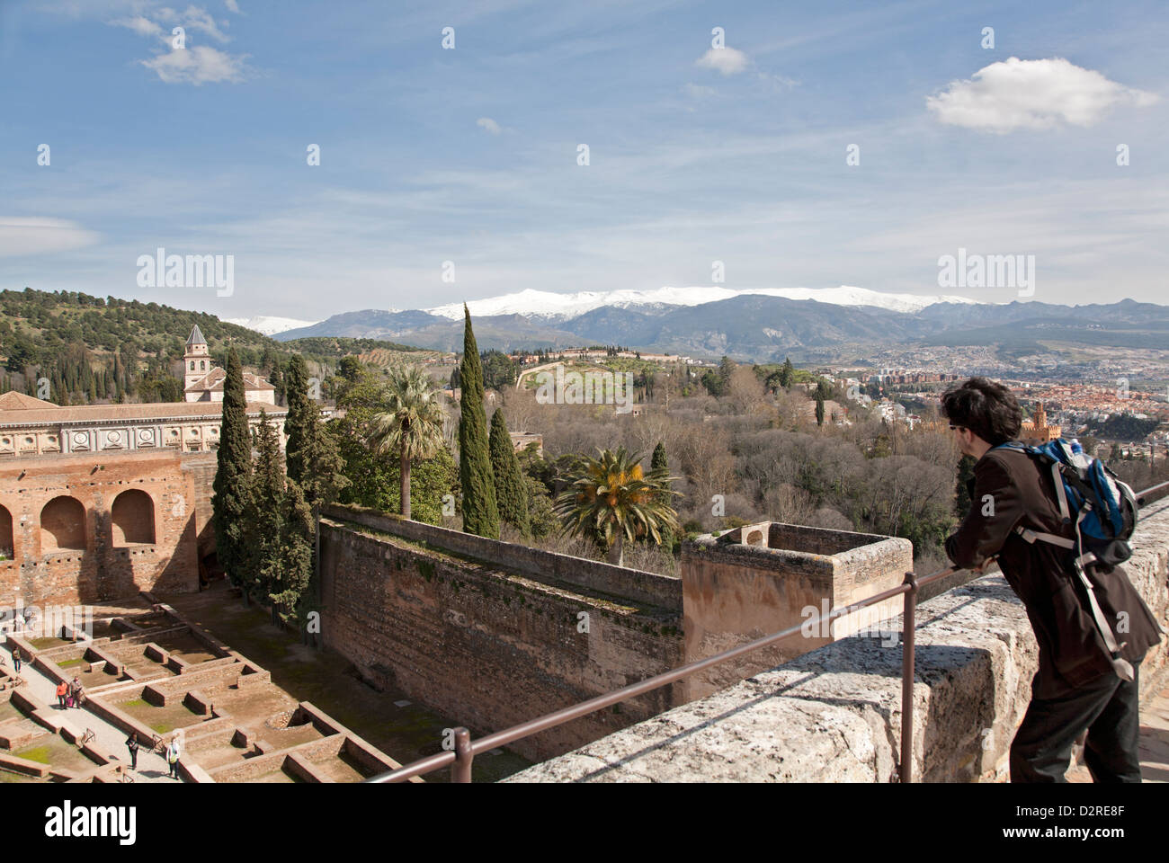 Ein Besucher bewundert die Aussicht vom Torre De La Vela der alten Alcazaba in der Alhambra und die spanische Landschaft. Stockfoto