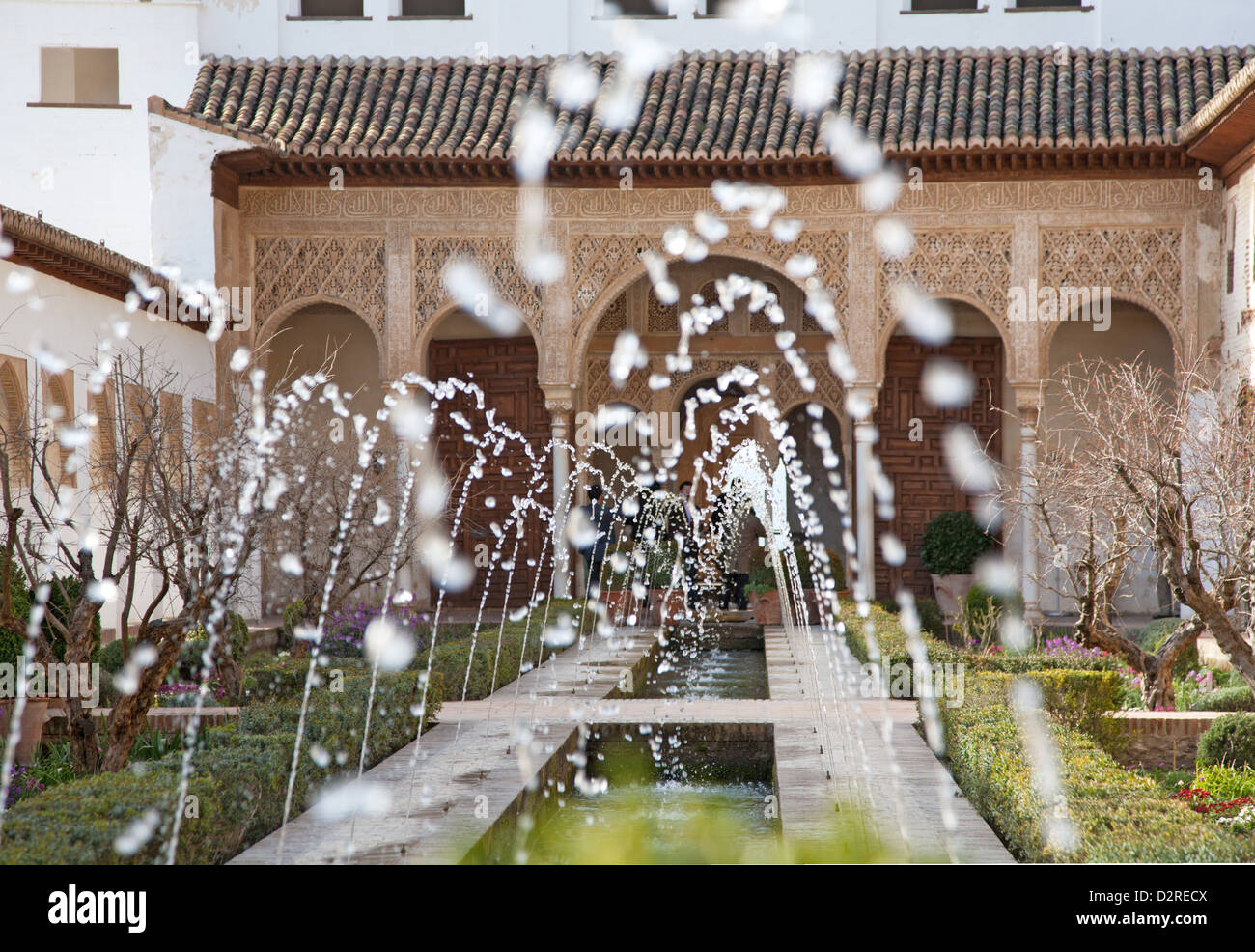 Islamische Architektur und Wasserstrahlen auf dem Patio De La Acequia im Sommerpalast Teil der Alhambra Granada Spanien Stockfoto