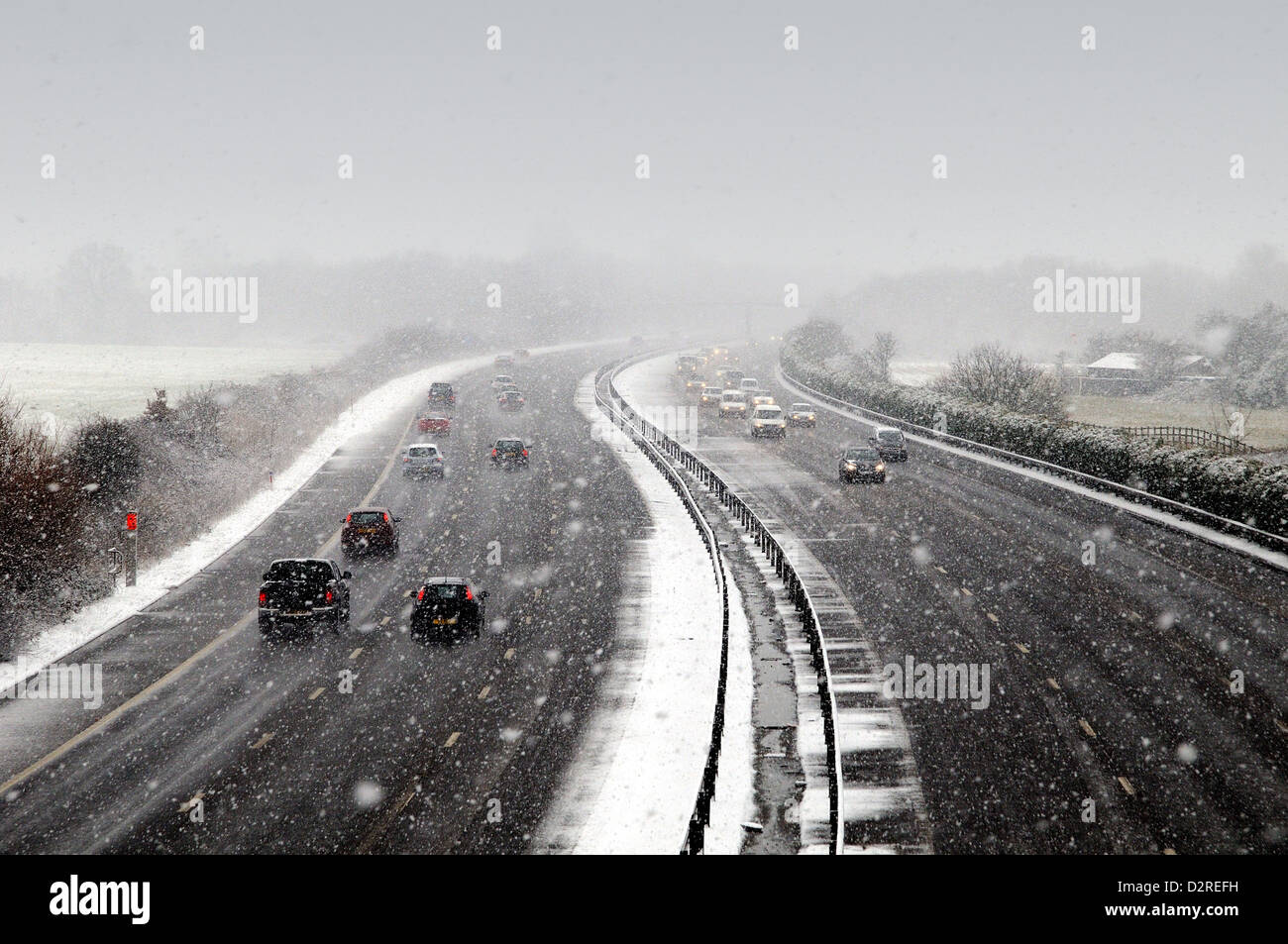 Starker Schneefall auf der Autobahn M3 Westlondon Stockfoto