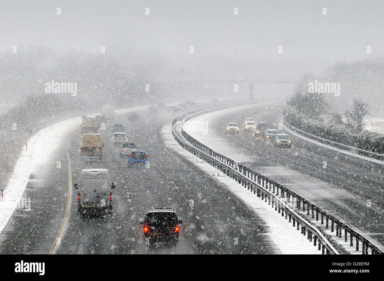 Starker Schneefall auf der Autobahn M3 Westlondon Stockfoto
