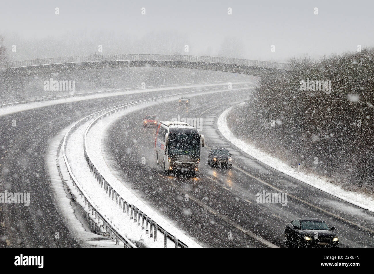 Starker Schneefall auf der Autobahn M3 Westlondon Stockfoto