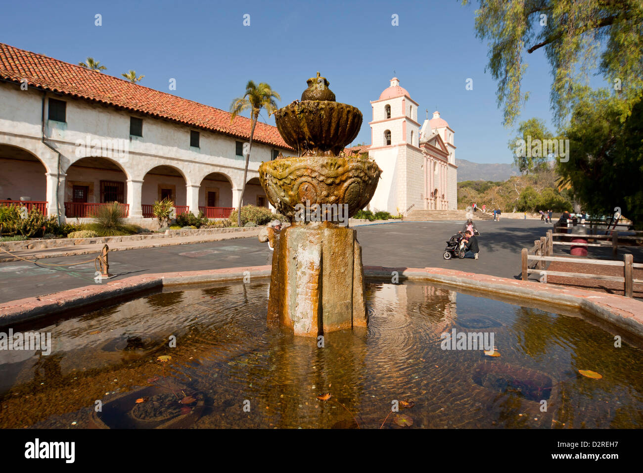 Brunnen und der alten Mission Santa Barbara, Santa Barbara, California, Vereinigte Staaten von Amerika, USA Stockfoto