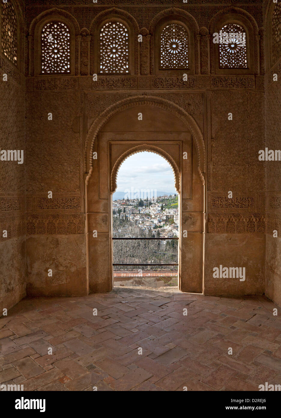 Die Stadt Granada und der El-Abaicin Teil der Stadt durch einen reich verzierten maurischen Stil Eingang in die Alhambra Andalusien Spanien angesehen Stockfoto