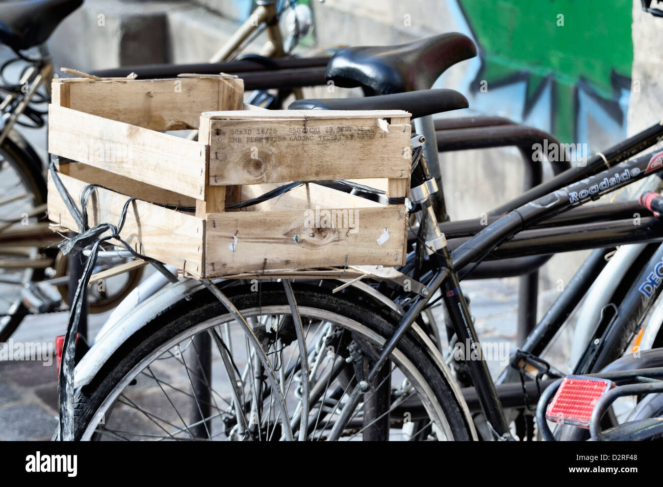 Holzkiste als improvisierte Fahrrad Gepäckbox Träger Stockfoto