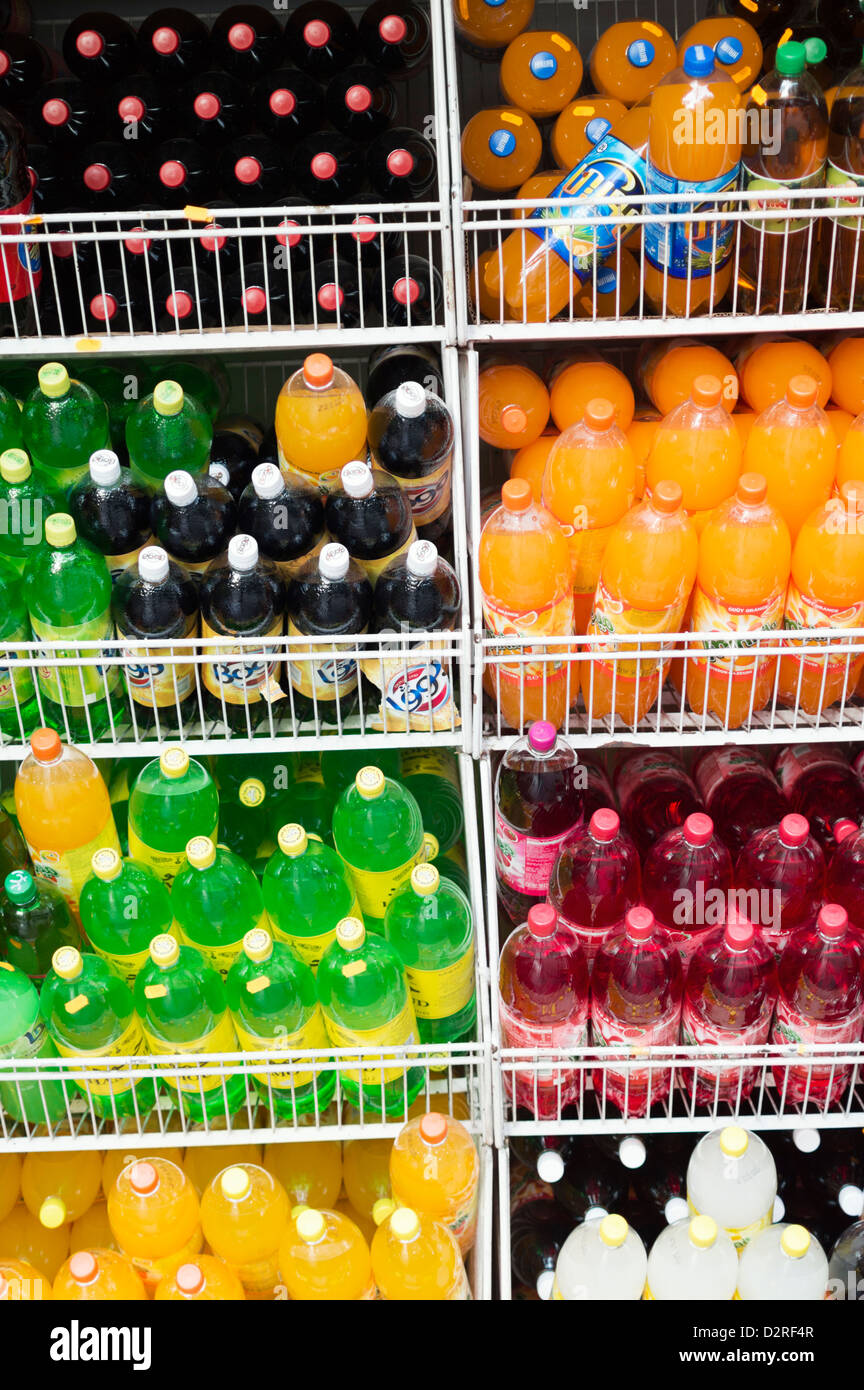 Flaschen von fizzy Soda Getränke zum Verkauf vor einem Geschäft Stockfoto