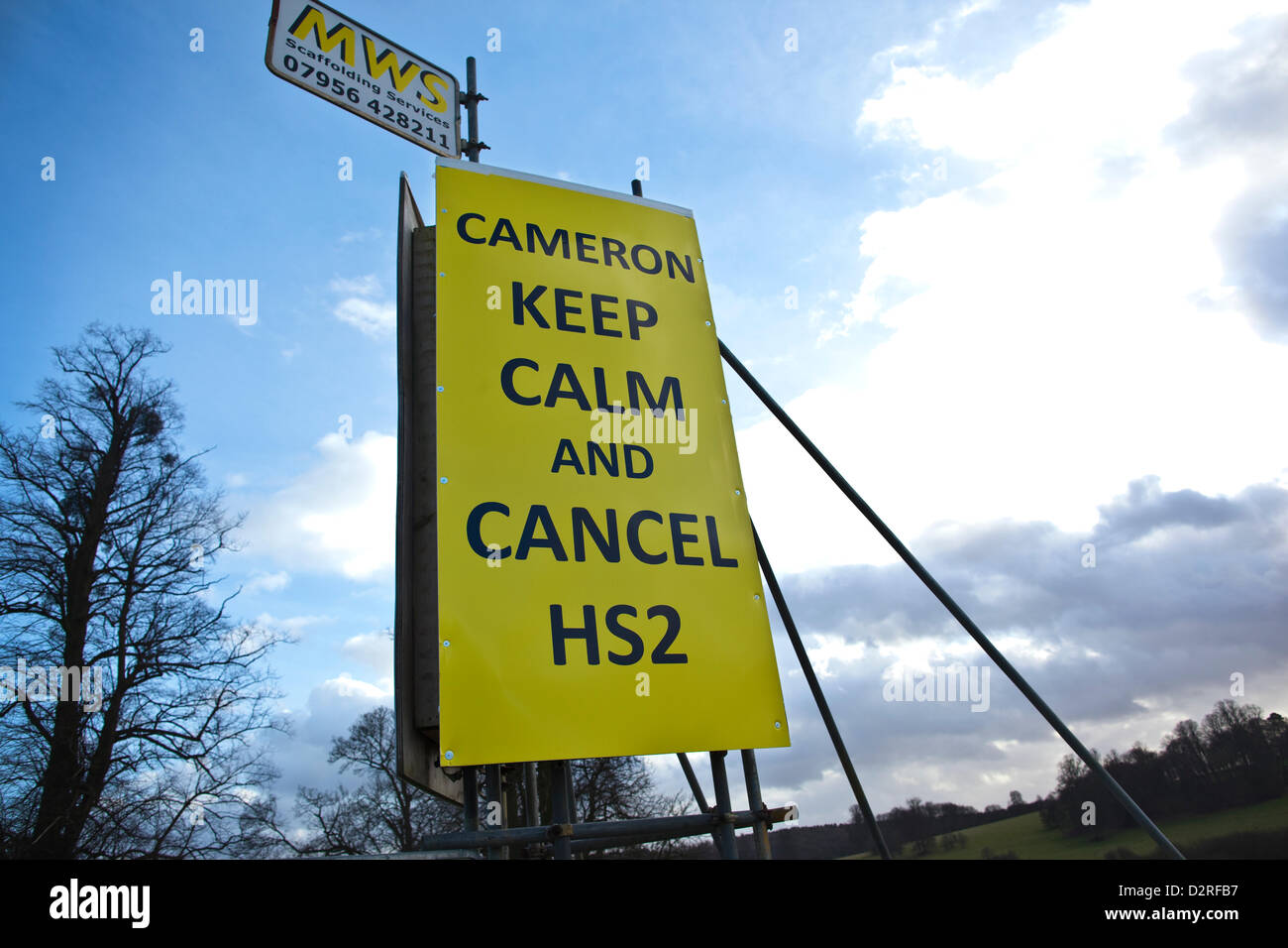 High-Speed Rail (HS2) Amersham, Buckinghamshire, England. 31.01.2013 haben Aktivisten vertreten "Stop HS2" Aufmachungen Zeichen am A413 Straßenrand Aufruf für die vorgeschlagenen 2 Tunnel Hochgeschwindigkeitsnetz laufen durch die Landschaft gestoppt werden, mit zunehmender Widerstand in Chilton Bezirk von Buckinghamshire. Stockfoto