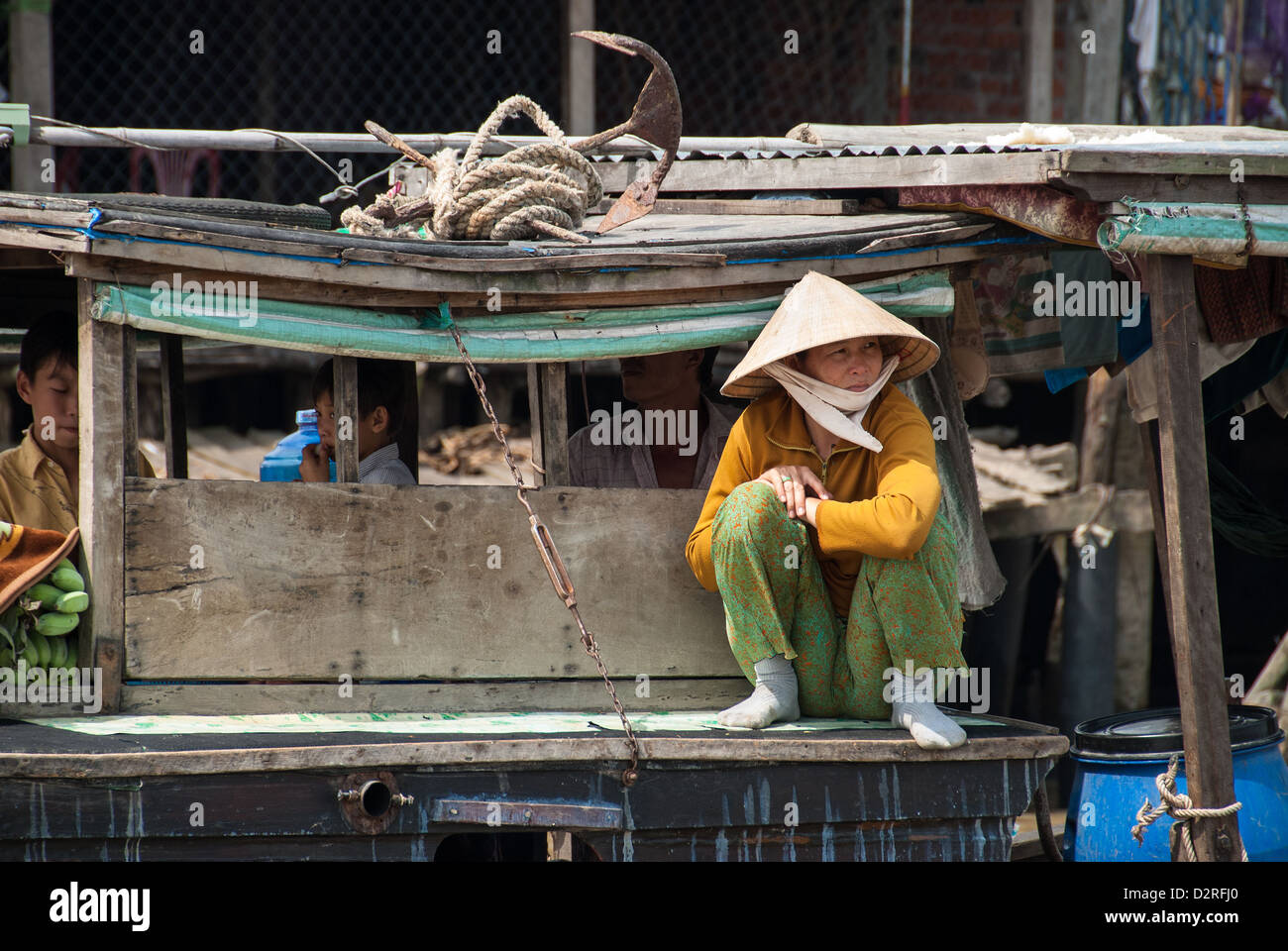 Eine unbekannte Frau reist durch ihre Familie Hausboot am 4. Januar 2008 im Mekong-Delta, Vietnam. Stockfoto