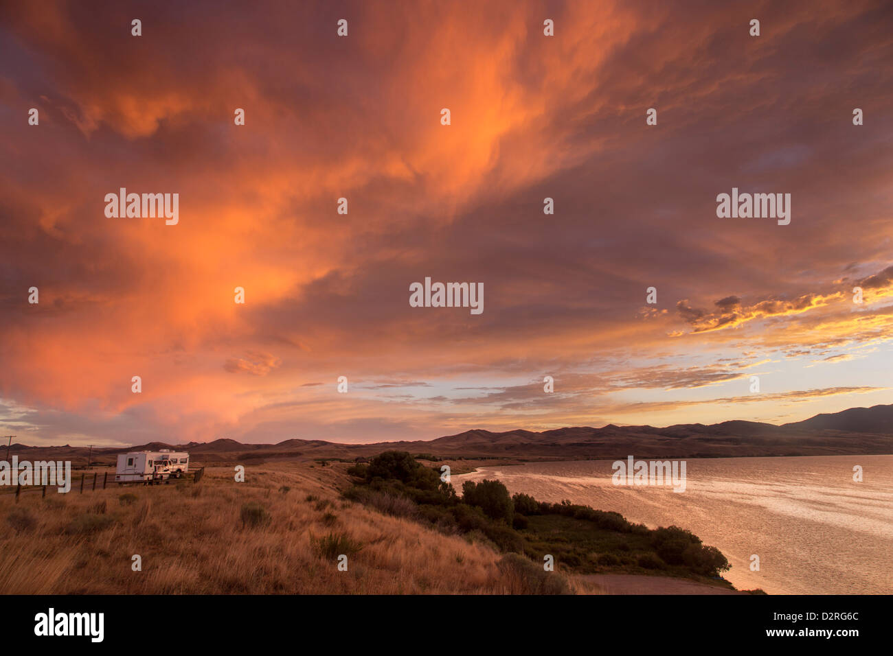 Lebendige Sonnenaufgang Wolken über Ennis See in der Nähe von Ennis, Montana, USA Stockfoto