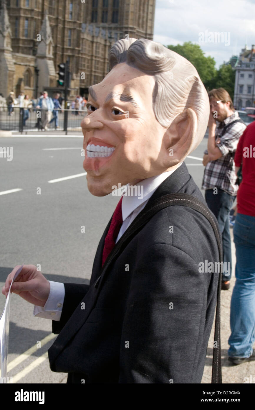 Ein Demonstrant mit einer satirischen Tony Blair Maske an einem Anti-Krieg protestieren im Zentrum von London in Großbritannien. Stockfoto