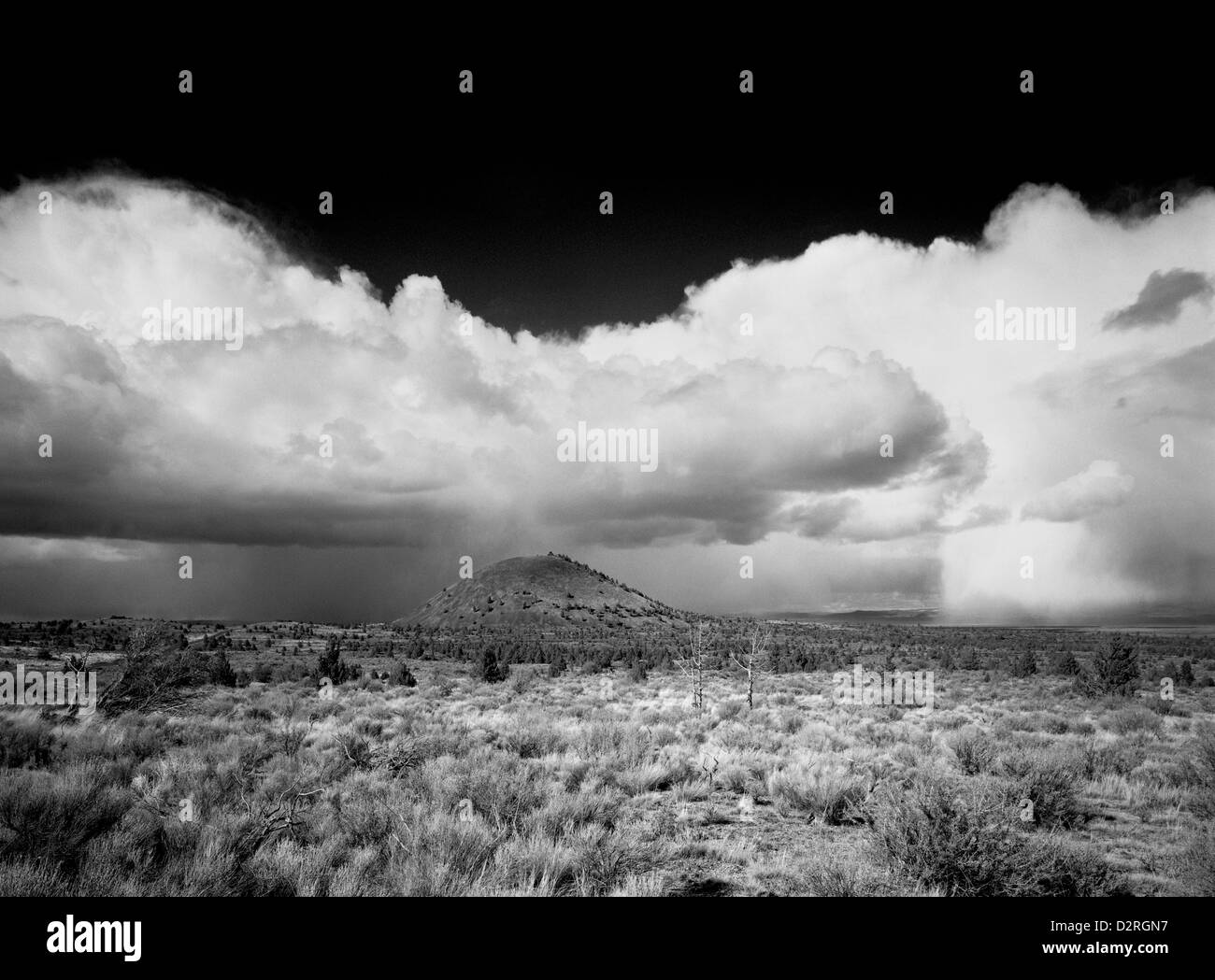 BW01166-00... Kalifornien - Gewitterwolken über Schonchin Butte in Lava Beds National Monument. Stockfoto