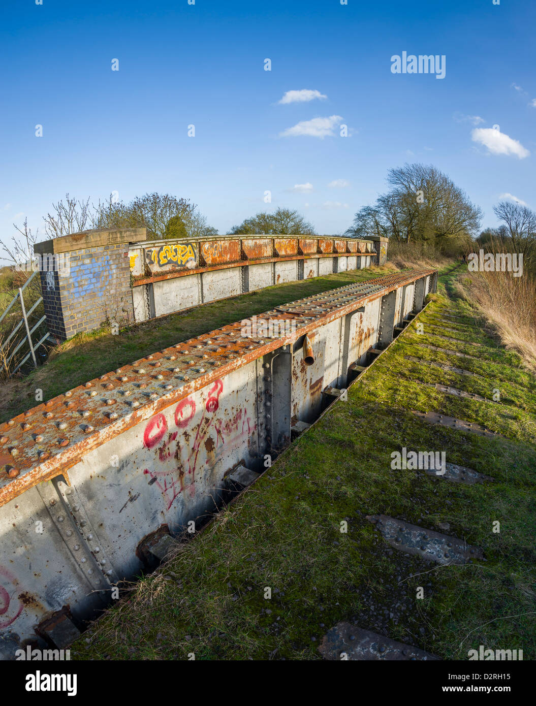 Gusseiserne Brücke tragen Fußweg entlang der alten Eisenbahnlinie im Winter, Warwickshire, England, UK Stockfoto
