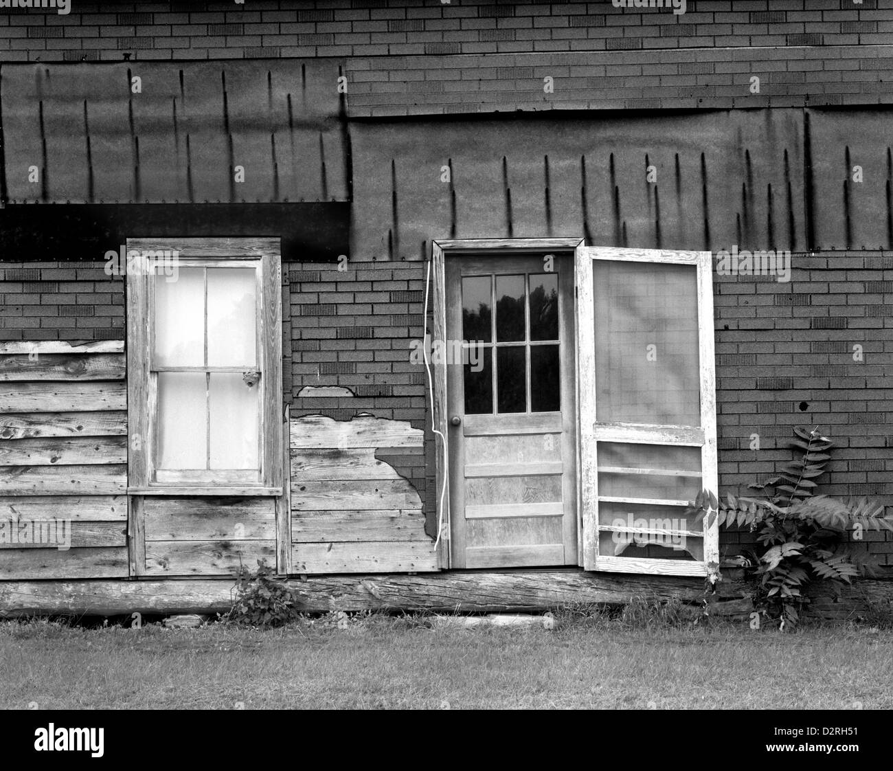 BW01752-00... NORTH CAROLINA - Tür und Fenster an einem Gebäude in der Nähe von Hanging Rock. Stockfoto