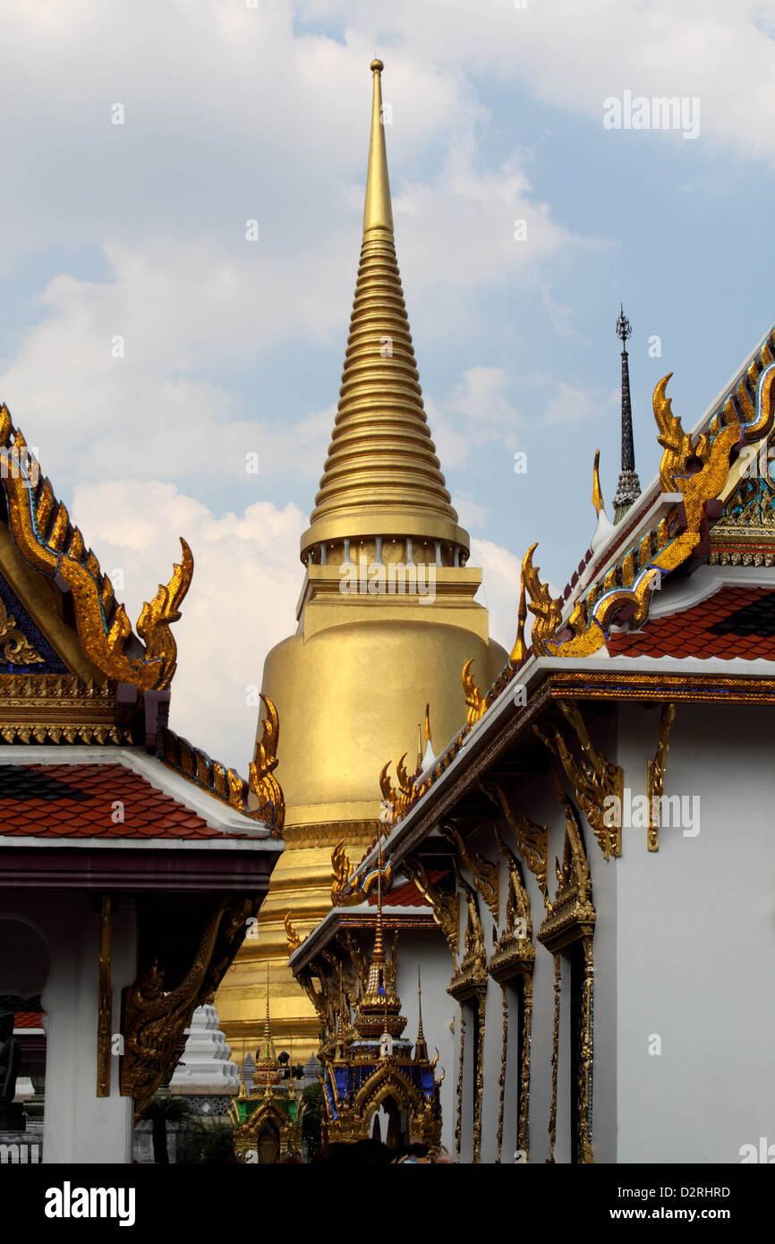 Phra Sri Rattana Chedi, zwischen den reich verzierten Dächern des Grand Palace komplexes gesehen. Stockfoto